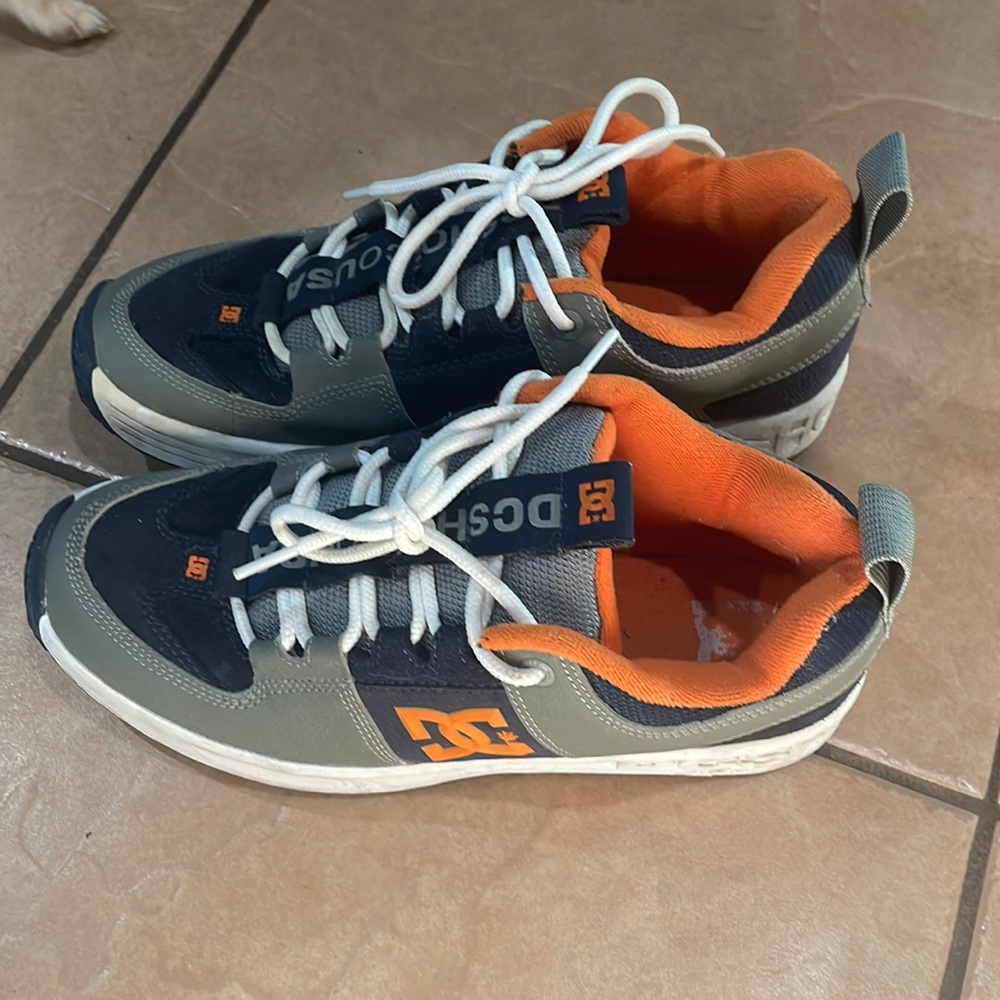 Dc Lynx mens skate shoes in color gray orange
